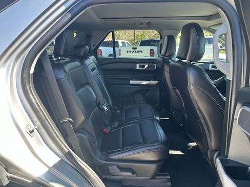 Used 2024 Ford Explorer XLT w/ Equipment Group 202A AWD/4WD image 18