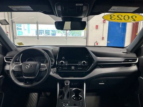 Used 2023 Toyota Highlander XSE AWD/4WD image 16