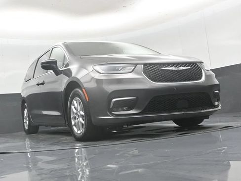Used 2023 Chrysler Pacifica Touring-L FWD image 48