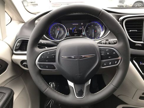 Used 2024 Chrysler Pacifica Touring-L FWD image 20