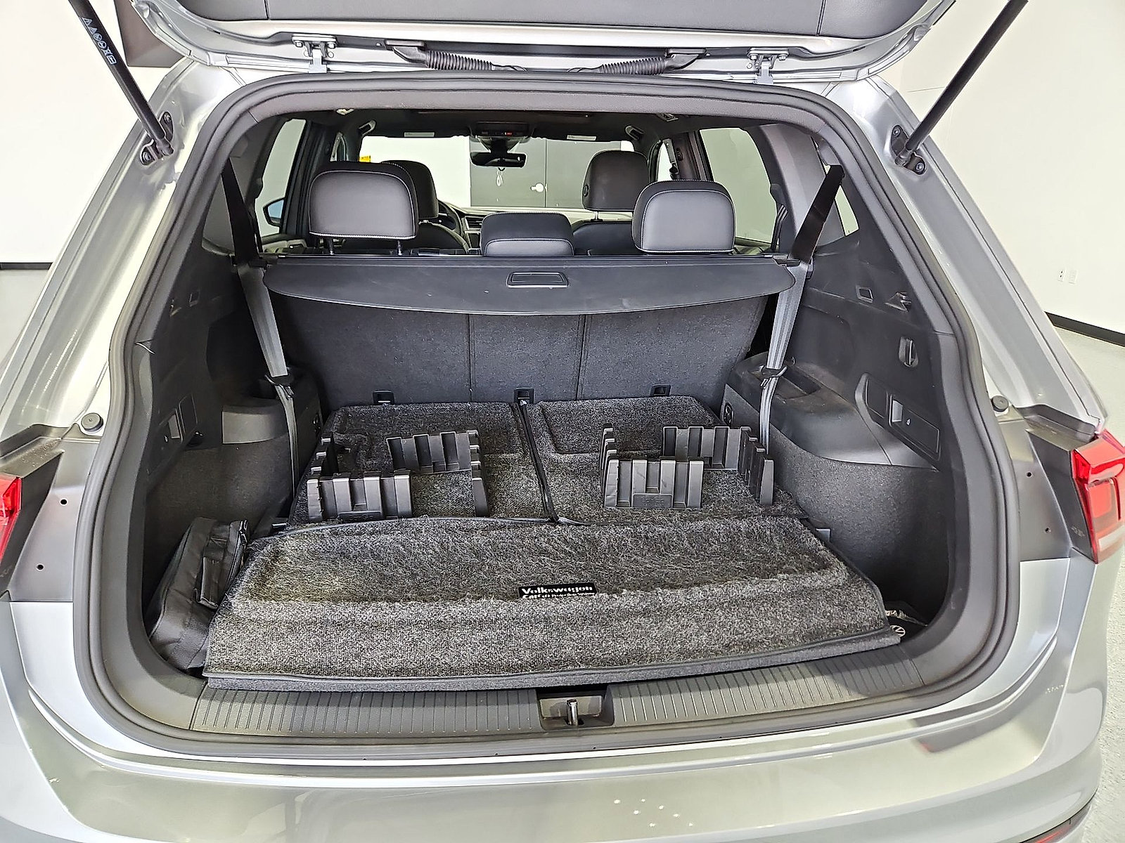 Used 2023 Volkswagen Tiguan SE R-Line FWD image 12