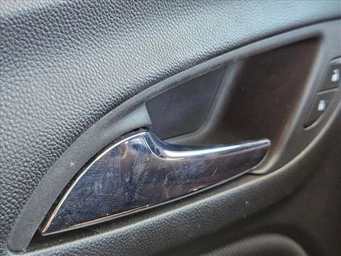 Used 2022 Chevrolet Equinox RS w/ LPO, Floor Liner Package image 15