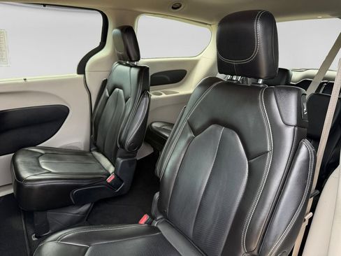 Used 2023 Chrysler Pacifica Touring-L FWD image 37