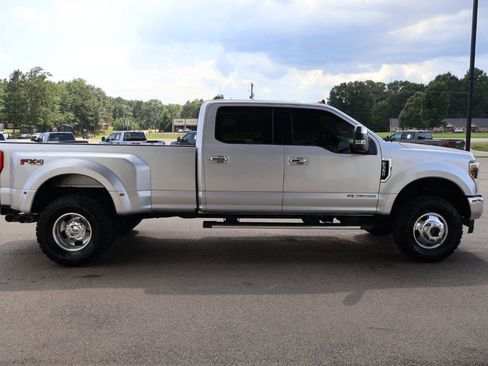 Used 2019 Ford F350 XLT w/ XLT Premium Package AWD/4WD image 4