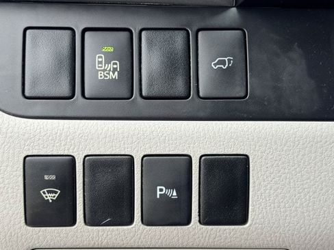 Used 2016 Toyota Highlander Limited FWD image 24