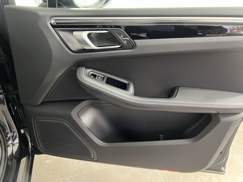 Certified 2025 Porsche Macan image 19