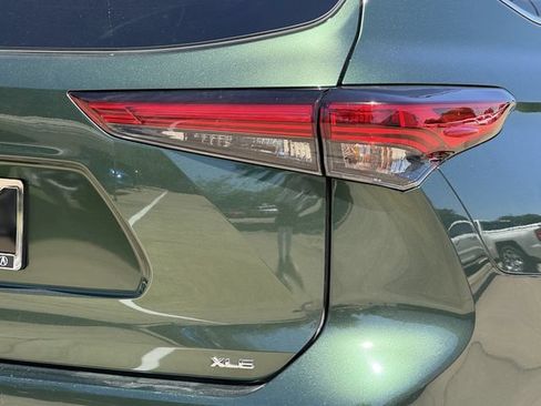 Used 2023 Toyota Highlander XLE FWD image 7