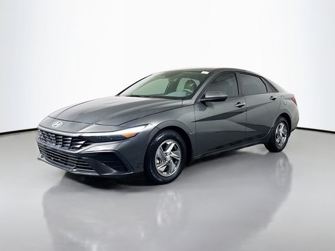 Used 2025 Hyundai Elantra SE FWD image 4