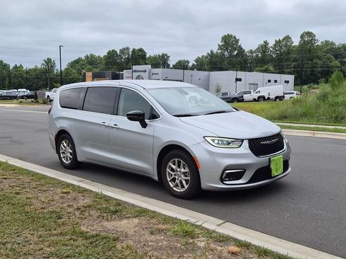 Used 2024 Chrysler Pacifica Touring-L FWD image 7
