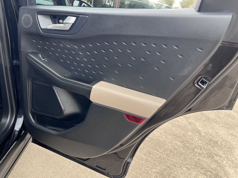 Used 2020 Ford Escape Titanium image 18