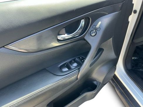 Used 2017 Nissan Rogue SV w/ SV Premium Package image 11