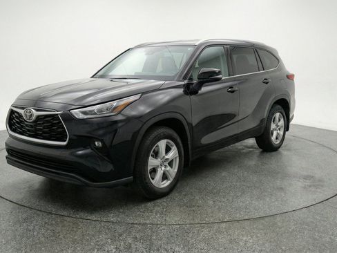 Used 2025 Toyota Highlander LE FWD image 3