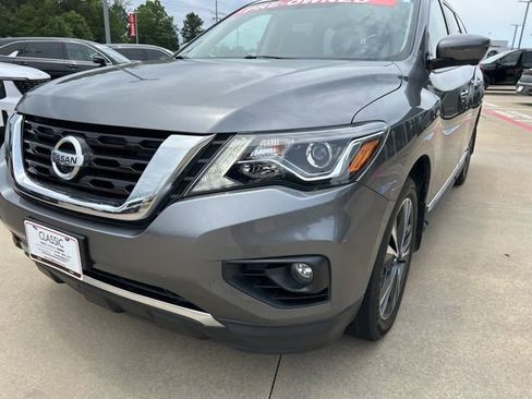 Used 2020 Nissan Pathfinder Platinum FWD image 4