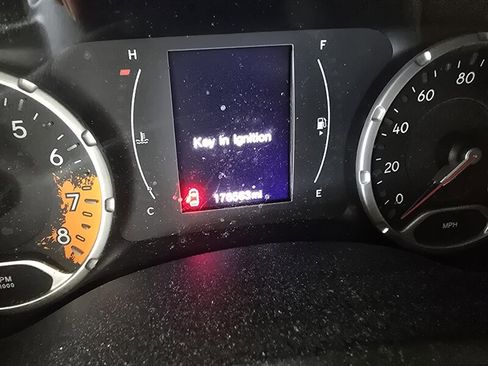Used 2015 Jeep Renegade Latitude FWD image 24