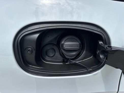 Certified 2026 Porsche Cayenne AWD/4WD image 43