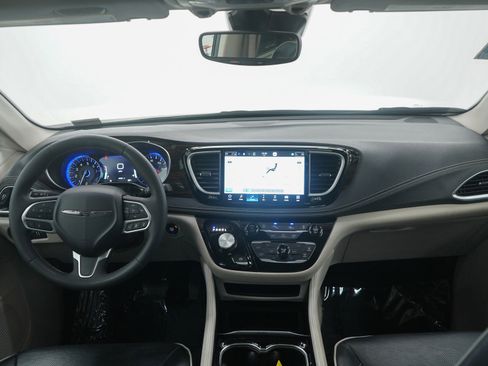 Used 2023 Chrysler Pacifica Limited image 13