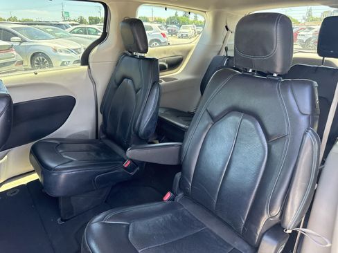 Used 2021 Chrysler Pacifica Touring-L FWD image 16