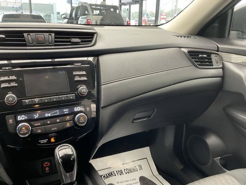 Used 2017 Nissan Rogue SV AWD/4WD image 16