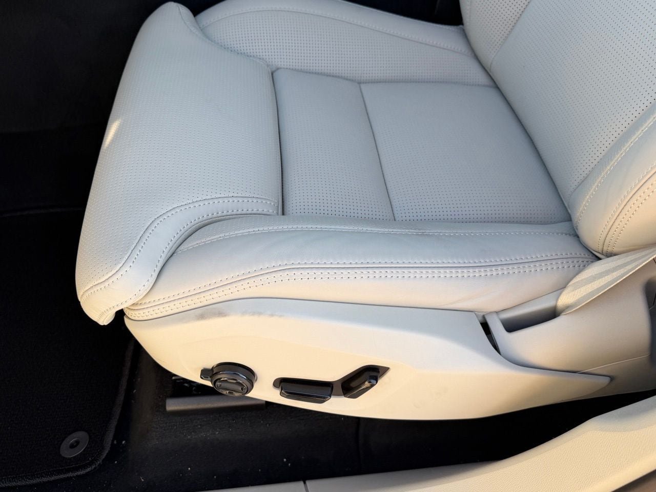 New 2027 Volvo XC60 B5 Ultra AWD/4WD image 18