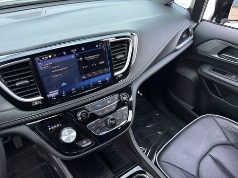 Used 2025 Chrysler Pacifica Limited FWD image 29