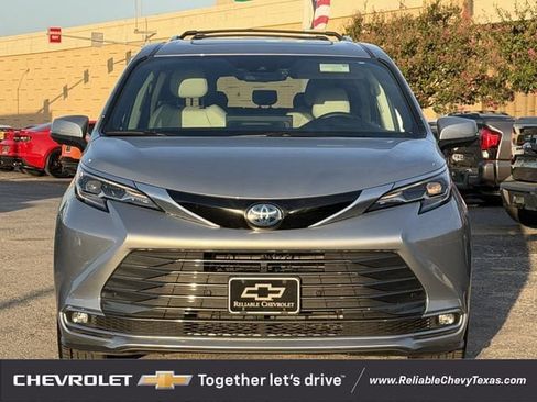 Used 2025 Toyota Sienna Platinum AWD/4WD image 3