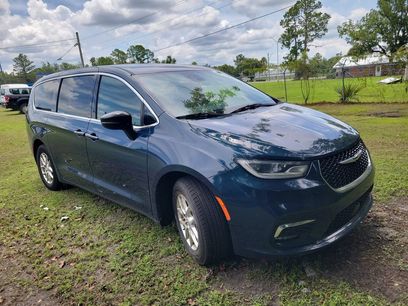 Used 2025 Chrysler Pacifica Select
