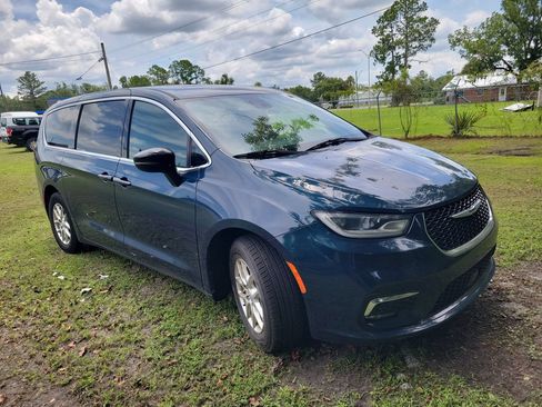 Used 2025 Chrysler Pacifica Select FWD image 1