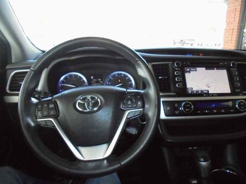 Used 2019 Toyota Highlander XLE image 6
