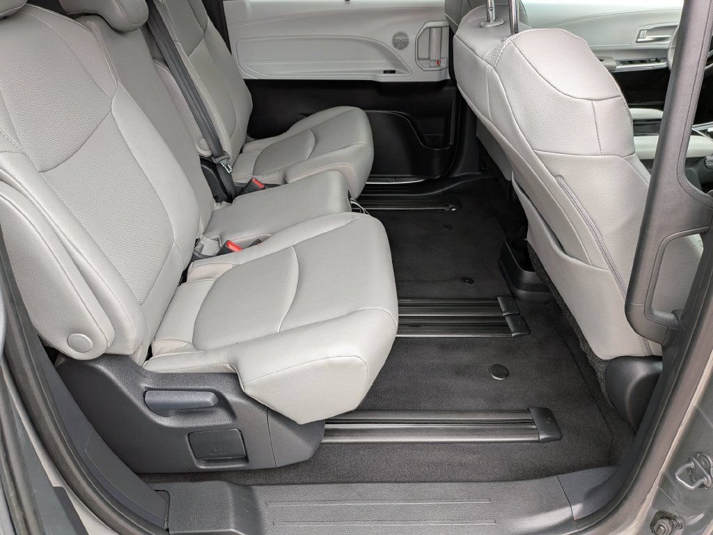 Used 2026 Toyota Sienna XLE FWD image 18