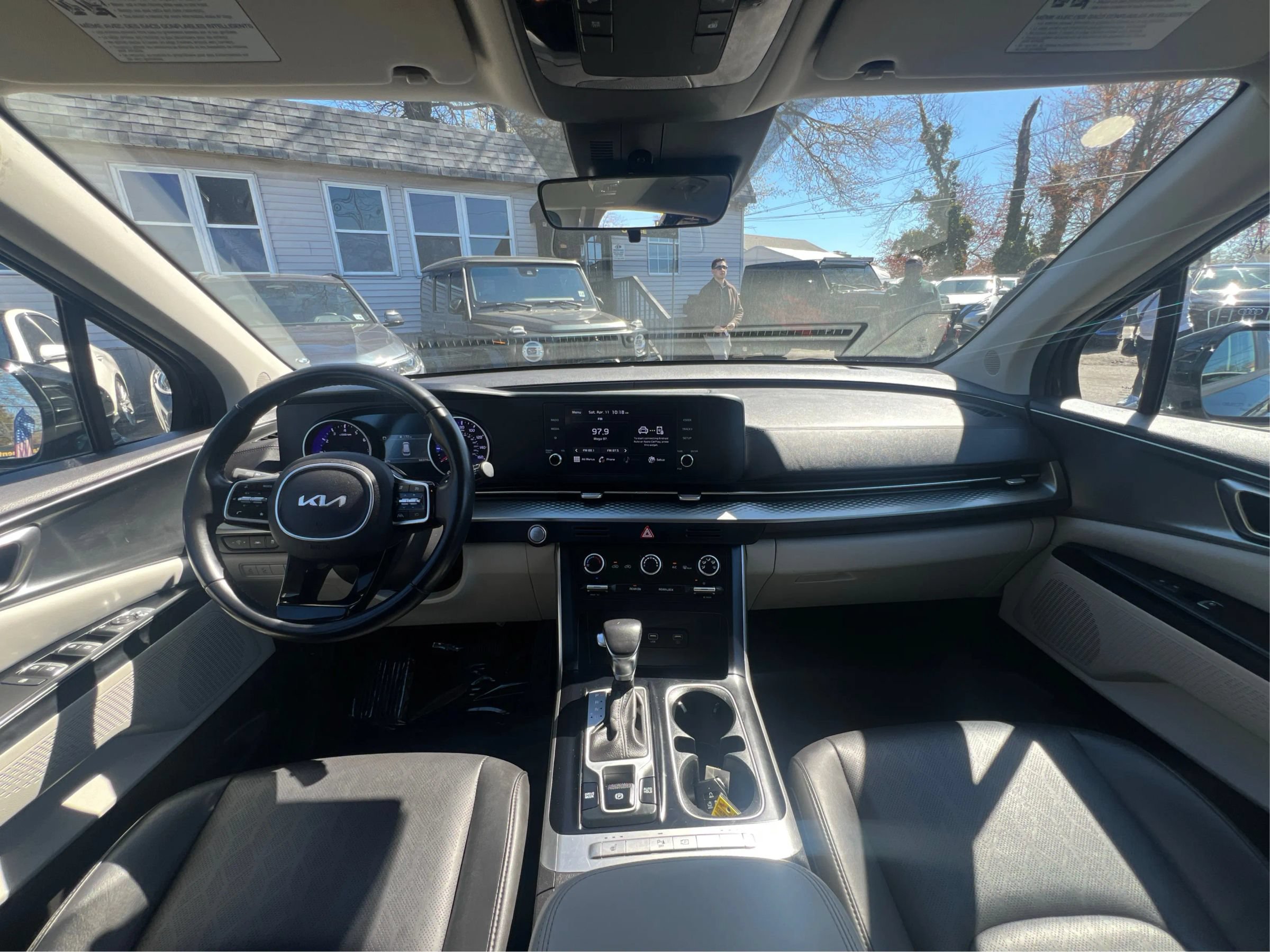 Used 2022 Kia Carnival LX FWD image 24