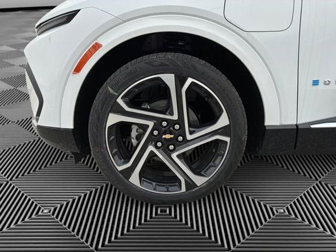 New 2026 Chevrolet Equinox EV LT image 9