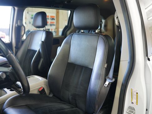 Used 2018 Dodge Grand Caravan SXT image 23