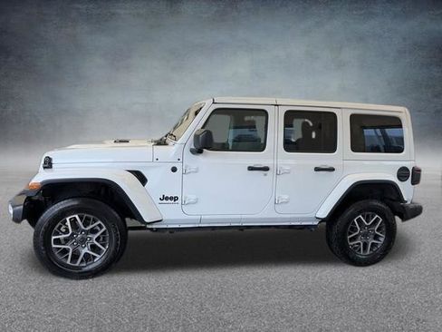 Used 2025 Jeep Wrangler Sahara image 11