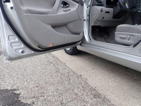 Used 2010 Toyota Camry LE image 10