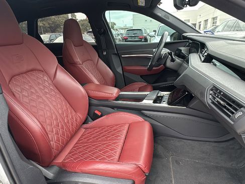 Used 2023 Audi e-tron S Prestige w/ Prestige Package image 32