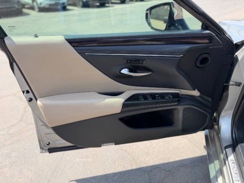 Used 2020 Lexus ES 300h w/ Accessory Package FWD image 11