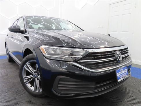 Used 2024 Volkswagen Jetta SE FWD image 2