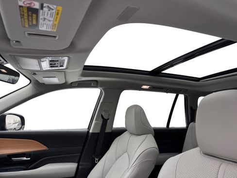 Used 2025 Toyota Grand Highlander Limited image 3