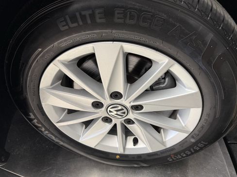 Used 2016 Volkswagen Golf S image 24