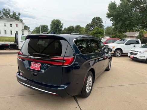 Used 2022 Chrysler Pacifica Touring-L FWD image 37