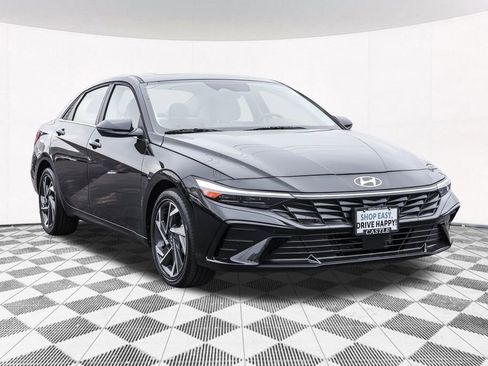 Certified 2025 Hyundai Elantra Limited FWD image 12