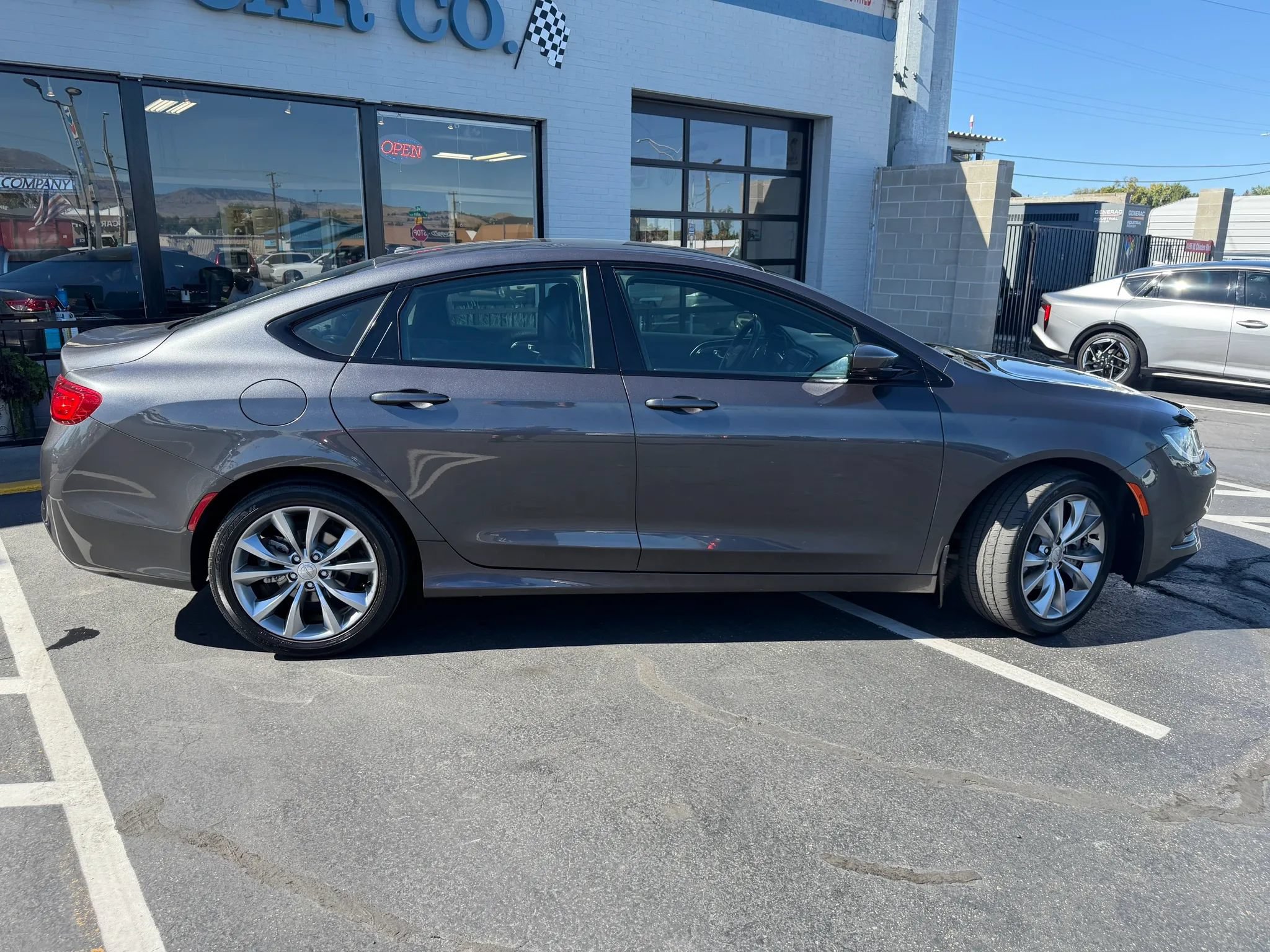 Used 2016 Chrysler 200 S FWD image 9