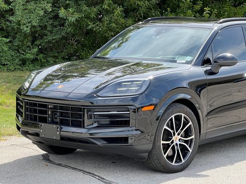 Certified 2025 Porsche Cayenne AWD/4WD image 11