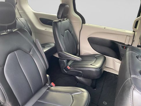 Used 2024 Chrysler Pacifica Touring-L FWD image 12
