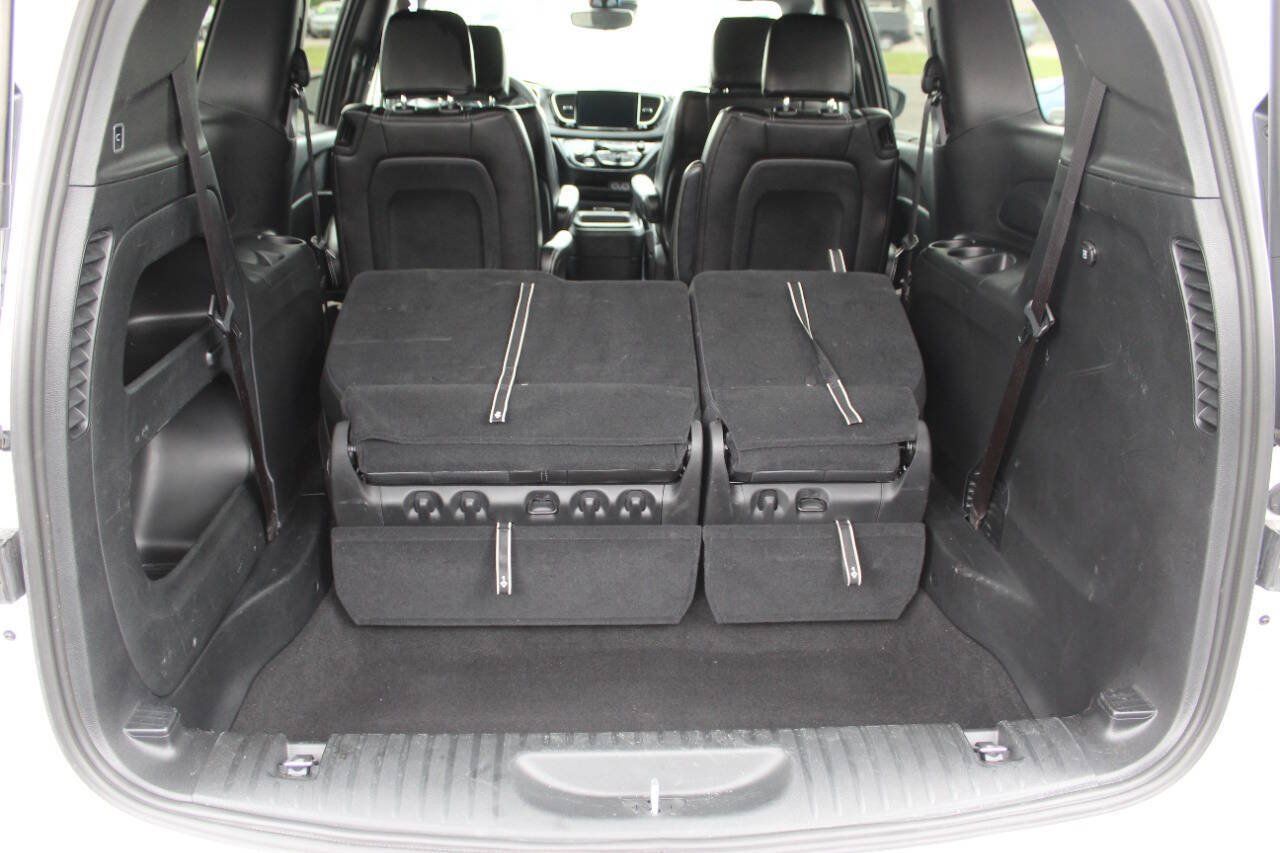 Used 2025 Chrysler Pacifica Select FWD image 14