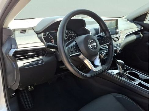 Used 2023 Nissan Altima 2.5 SV FWD image 13