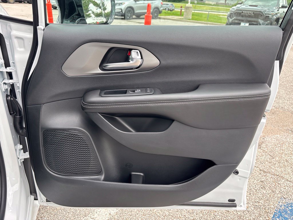 New 2027 Chrysler Pacifica Select FWD image 47