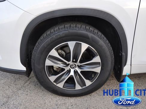 Used 2023 Toyota Highlander XLE image 9