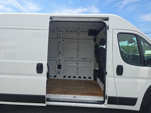 Used 2022 RAM ProMaster 2500 w/ Convenience Group FWD image 14