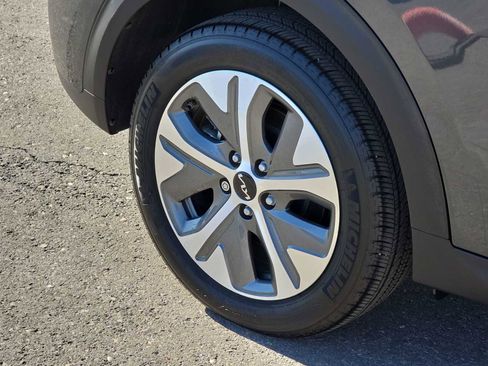 Used 2022 Kia Niro EX image 12